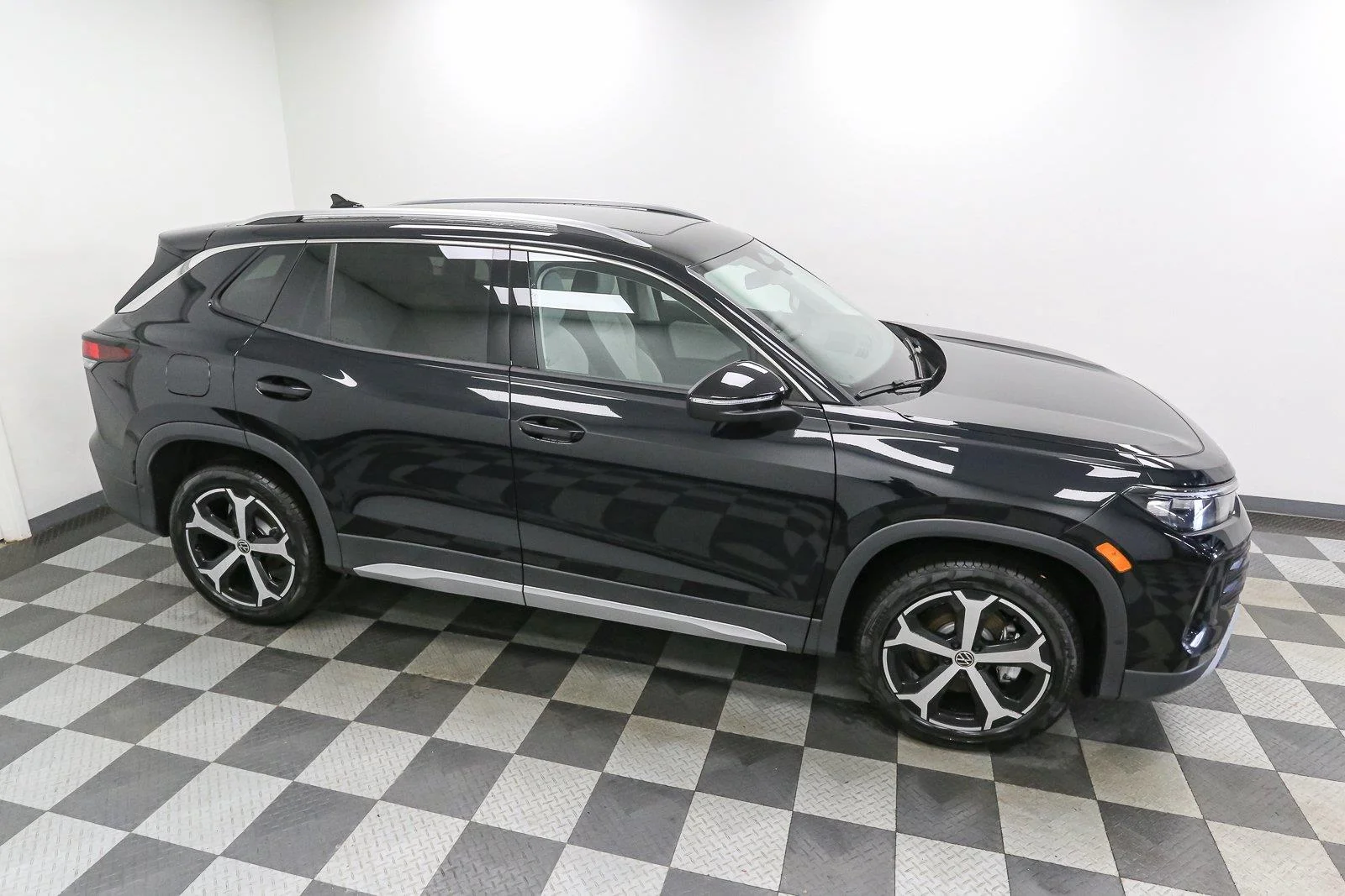 New 2026 Deep Black Pearl Volkswagen SE image 5