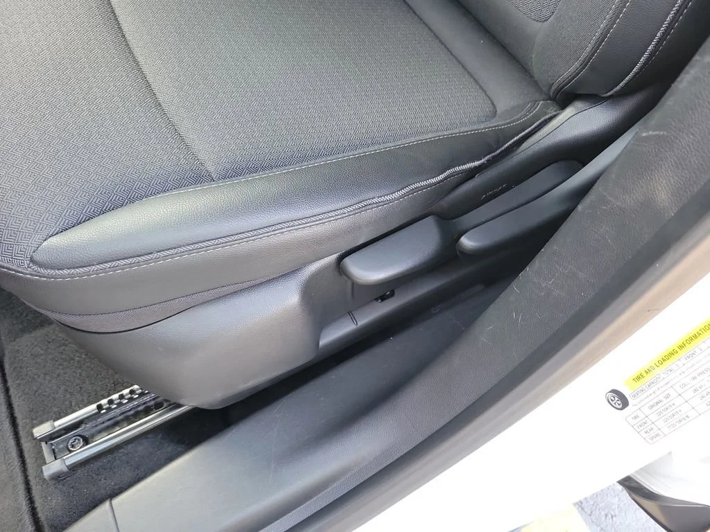 Used 2025 Summit White Buick Preferred image 18
