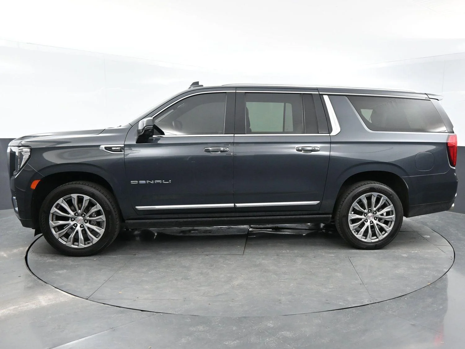 Used 2021 Hunter Metallic GMC Denali image 4