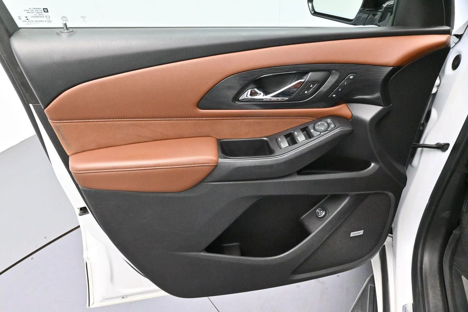Used 2019 IRIDESCENT PEARL TRICOAT Chevrolet High Country image 13