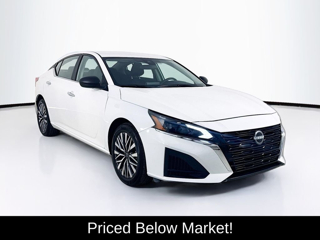 Used 2025 Glacier White Nissan 2.5 SV image 1