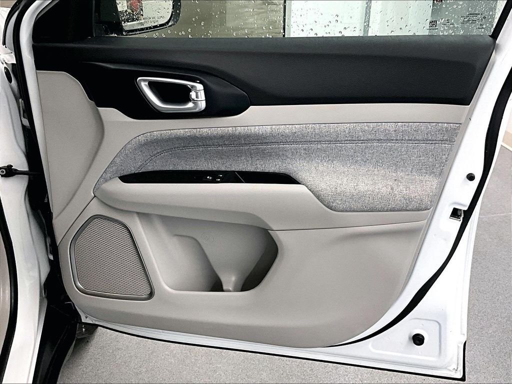 Used 2022 White Jeep Latitude image 12