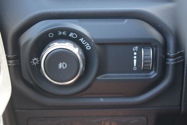 Used 2025 White Jeep Sahara image 17