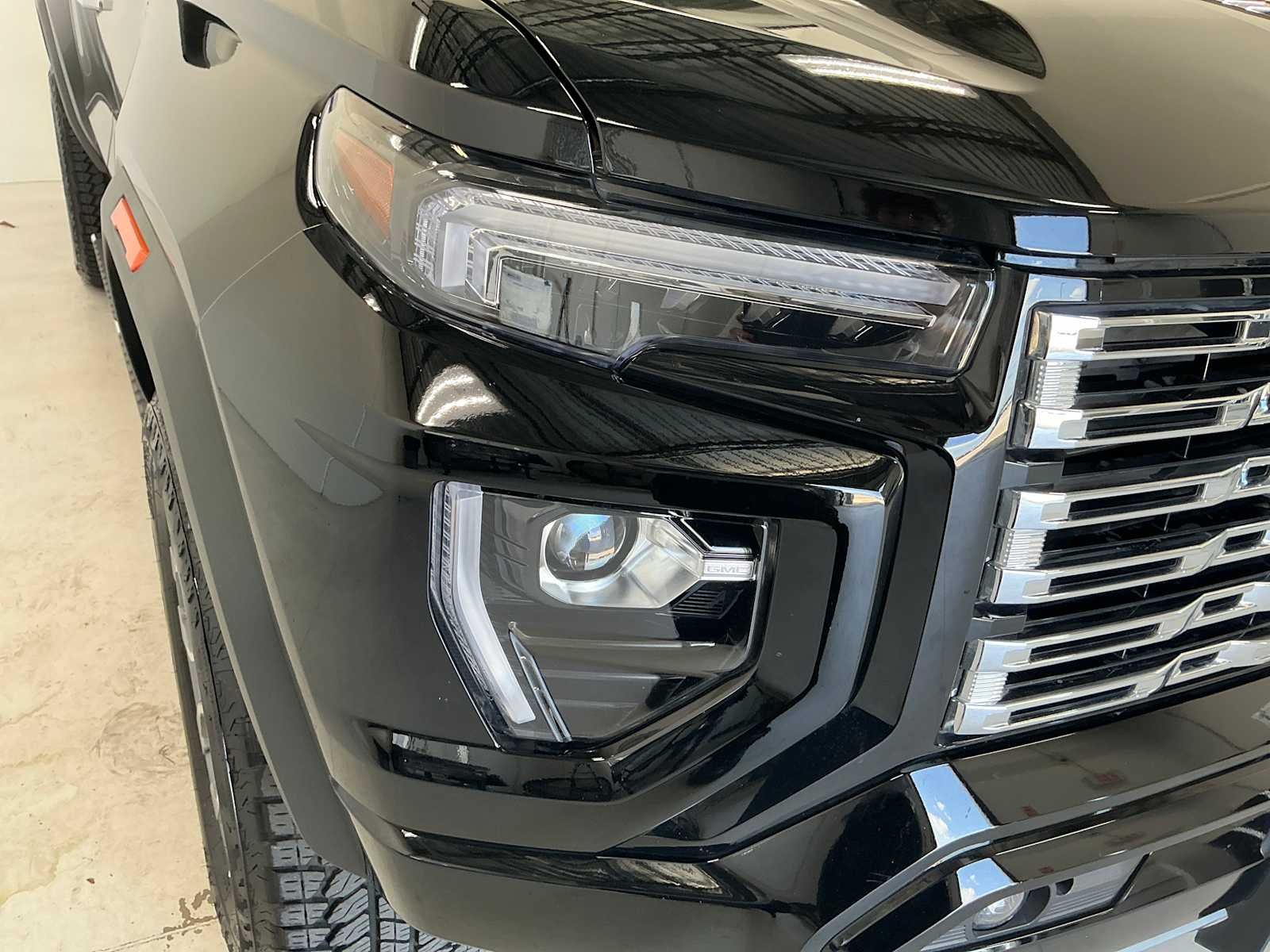 Used 2025 Onyx Black GMC 4WD Denali image 4