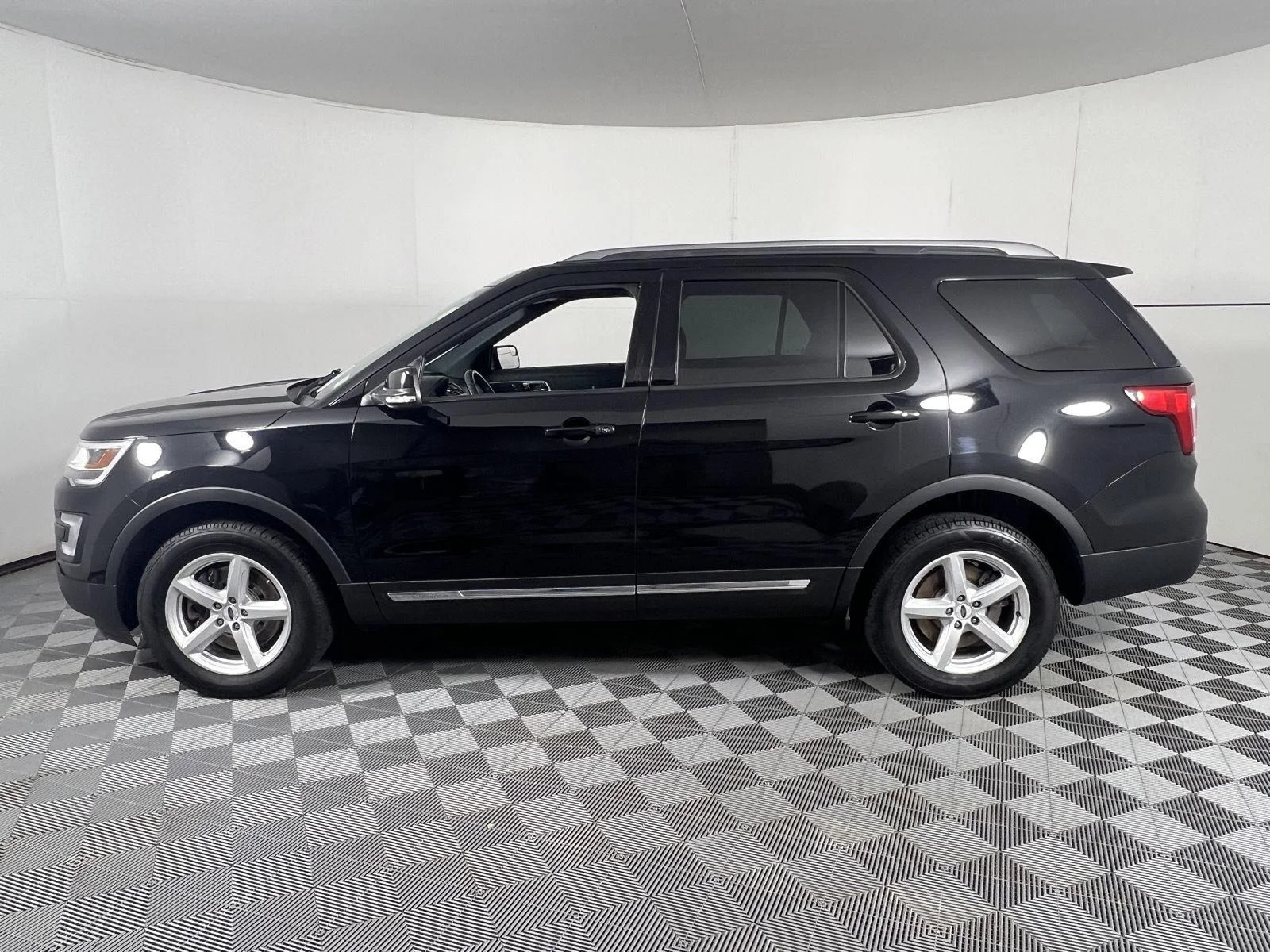 Used 2017 Shadow Black Ford XLT image 8
