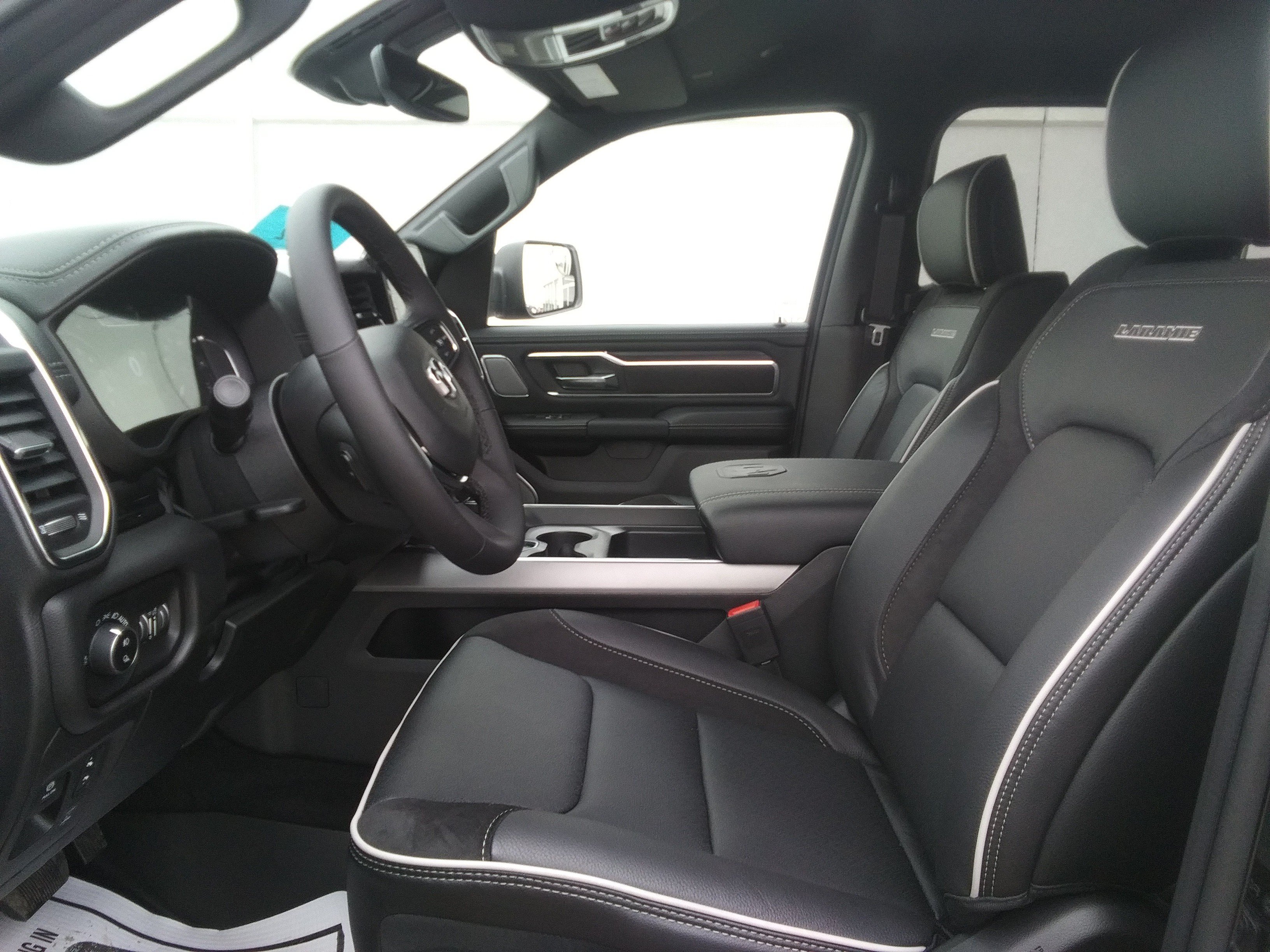New 2026 Diamond Black Crystal Pearl-Coat Exterior Paint RAM Laramie image 15