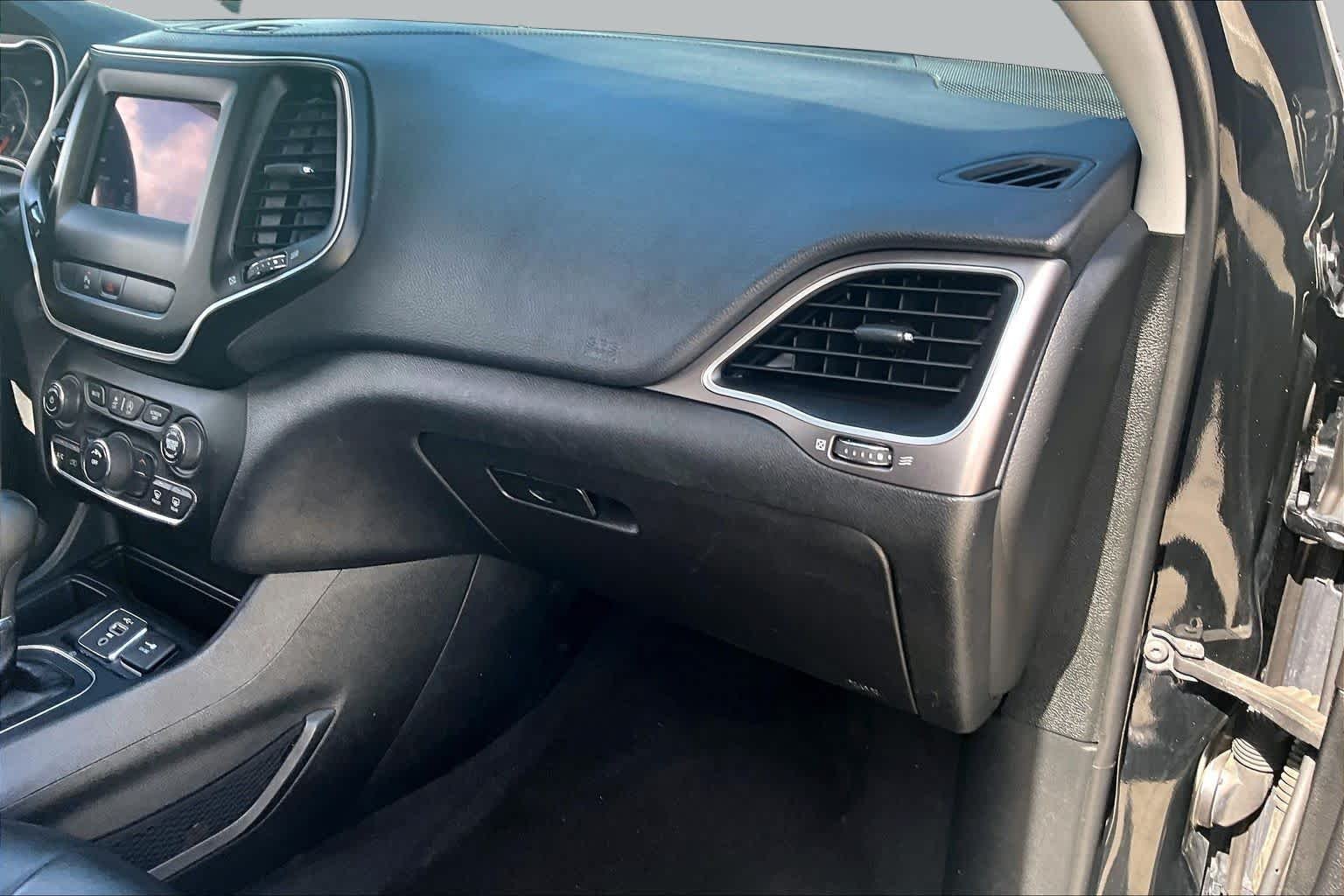 Used 2019 Diamond Black Crystal Pearlcoat Jeep Latitude Plus image 17