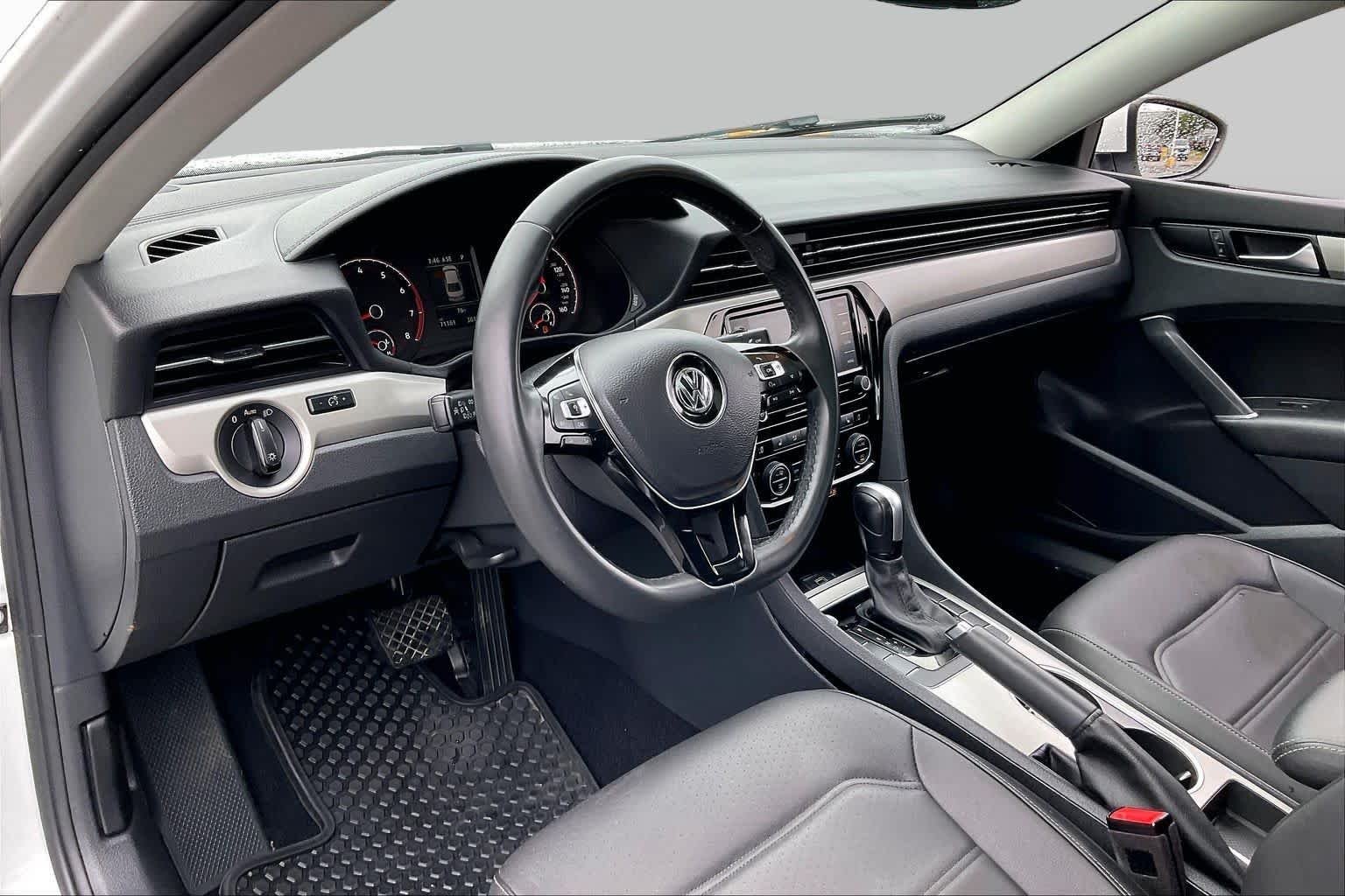 Used 2022 Pure White Volkswagen 2.0T SE image 15