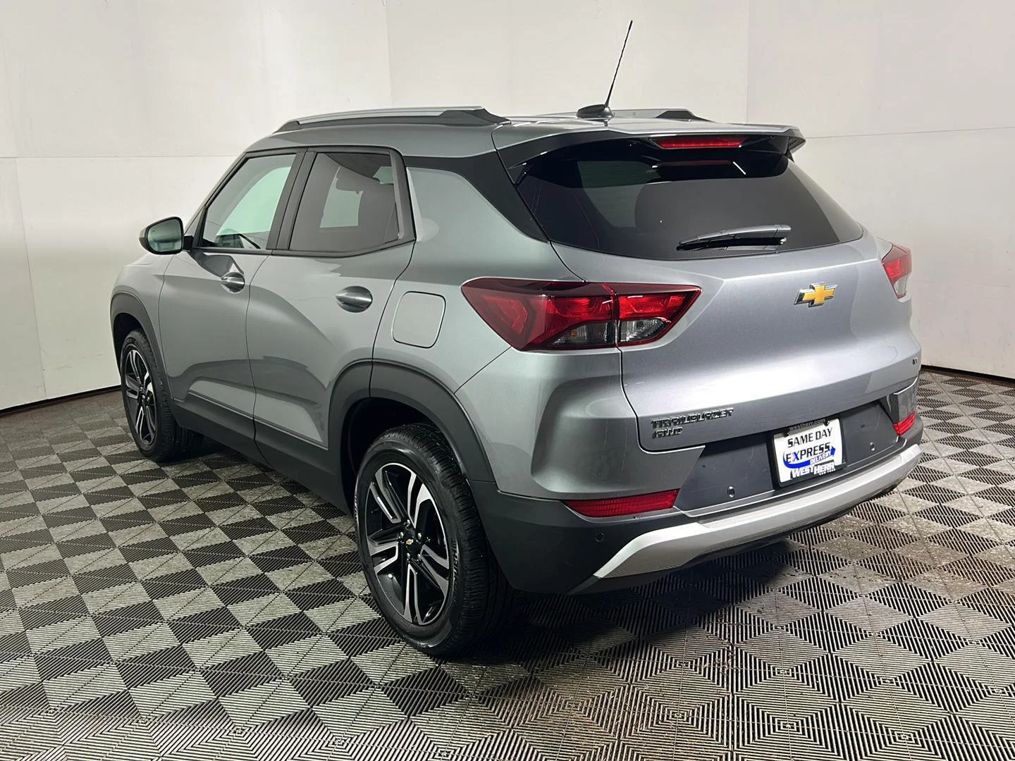 Used 2025 Sterling Gray Metallic Chevrolet LT image 9
