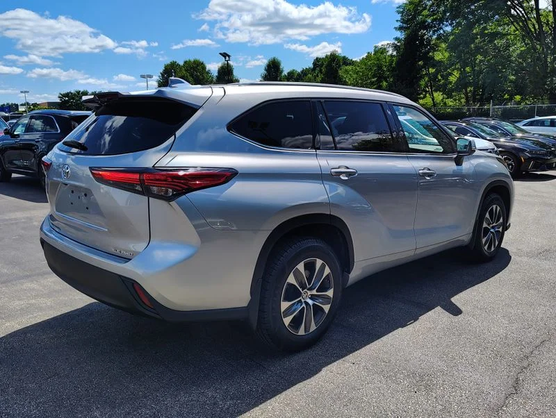 Used 2022 Silver Toyota XLE image 4