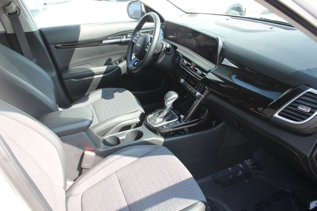 Used 2024 White Kia S image 35