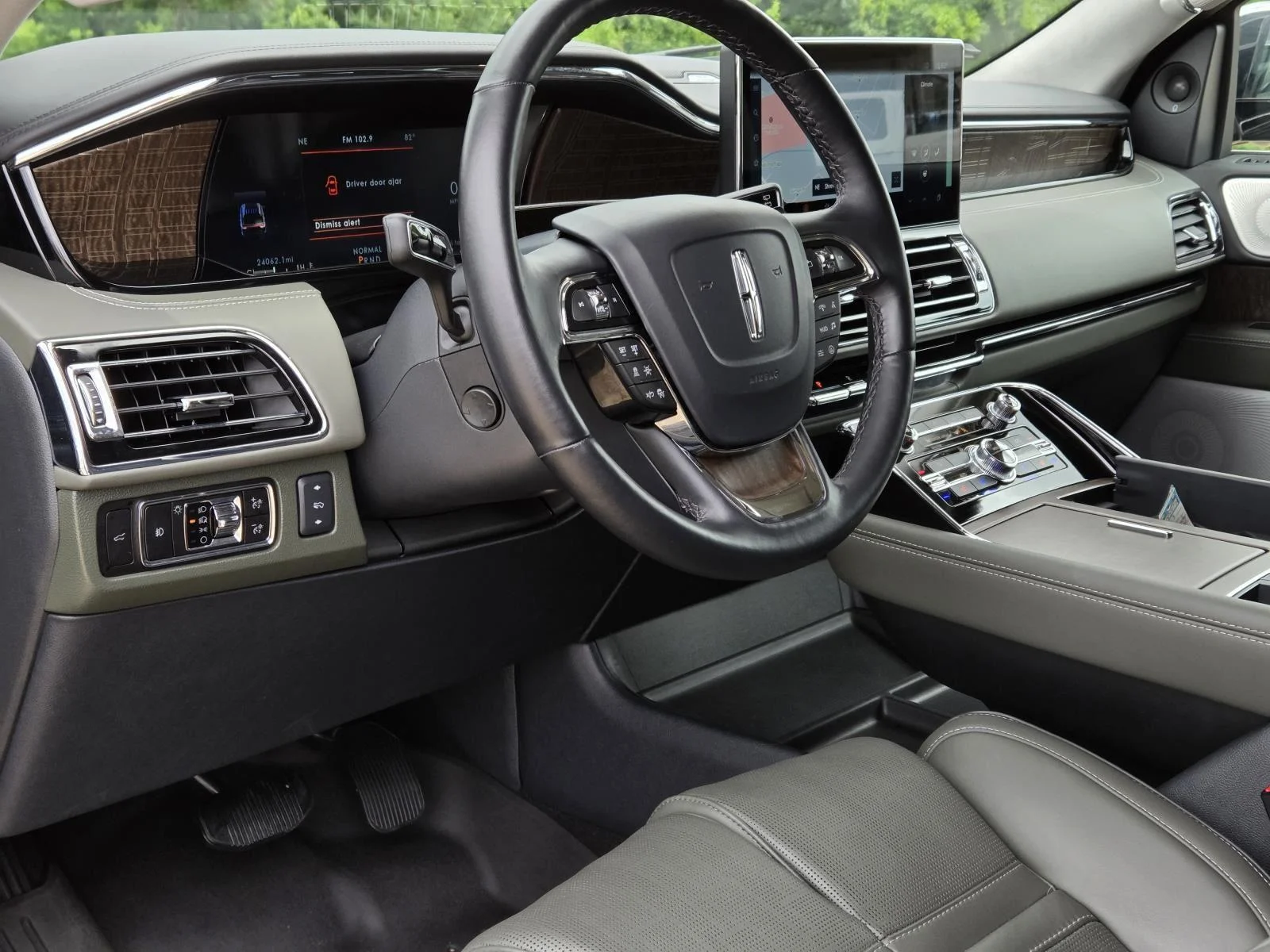 Used 2023 Manhattan Green Metallic Premium Colorant Lincoln Black Label image 33