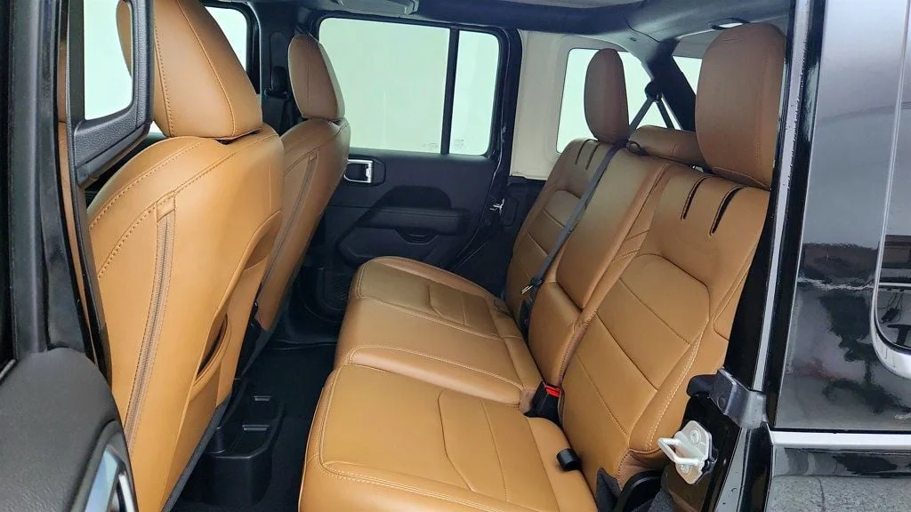 Used 2022 Black Clearcoat Jeep Unlimited Sahara 4x4 w/ Cold Weather, Safety & Adv Safety Groups image 21