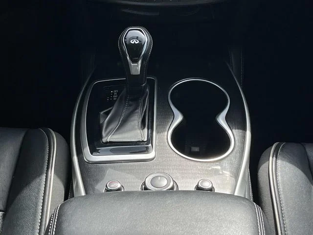 Used 2017 White INFINITI Base image 18