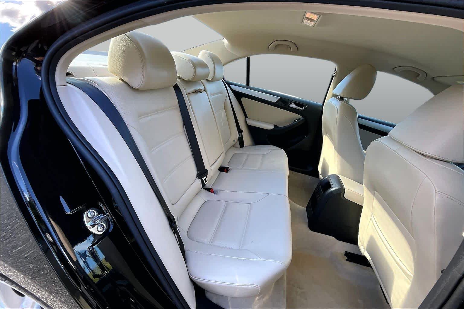 Used 2013 Black Volkswagen SE w/Convenience image 19