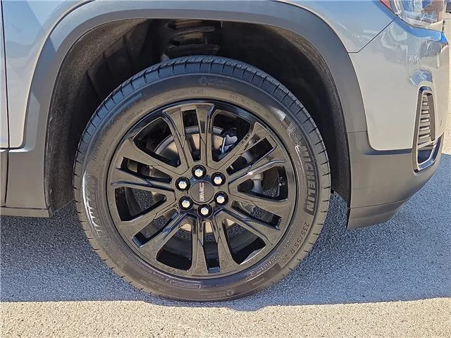 Used 2023 Sterling Metallic GMC SLT Front-Wheel Drive image 7