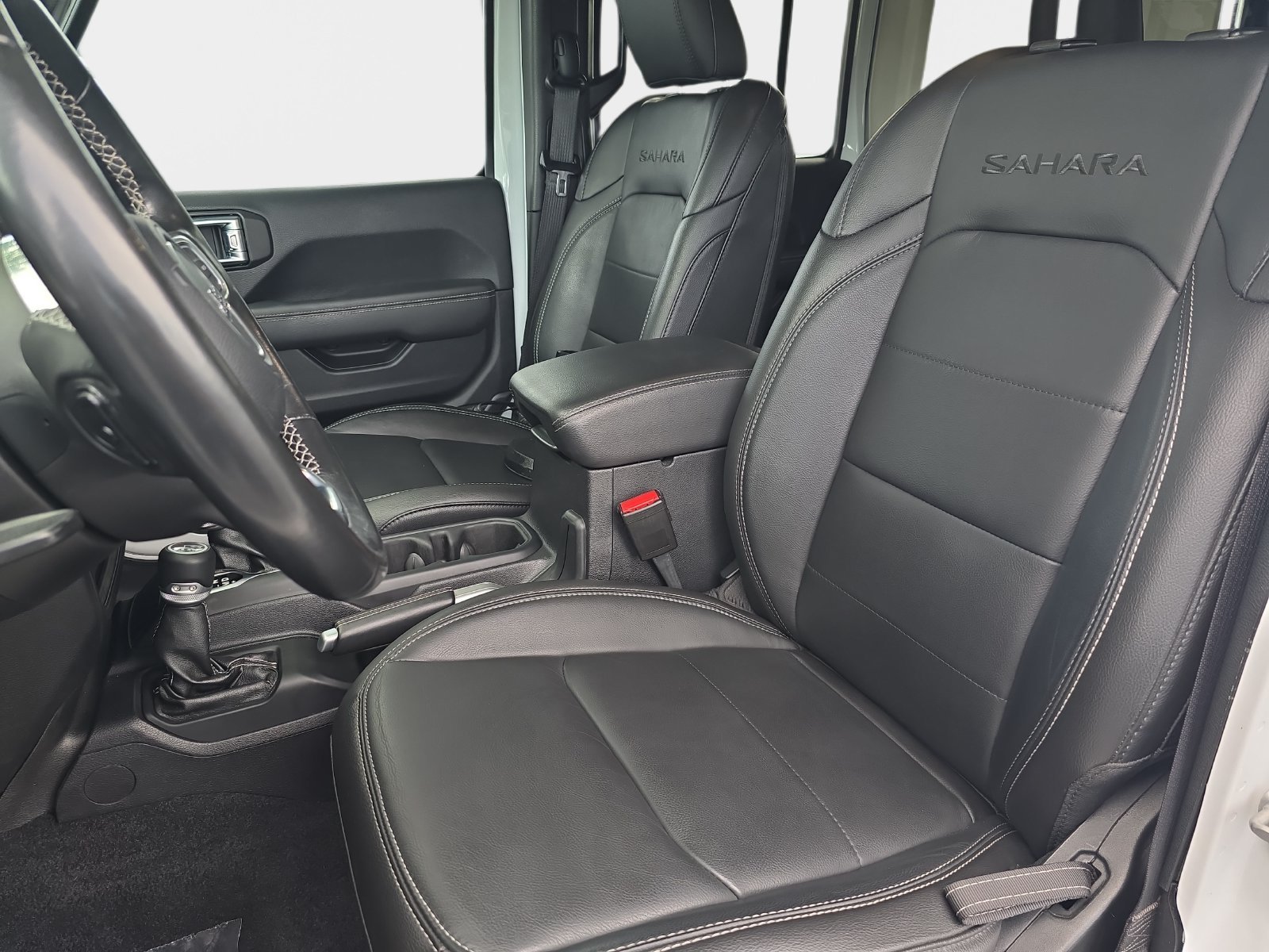Used 2021 White Jeep Unlimited Sahara image 18
