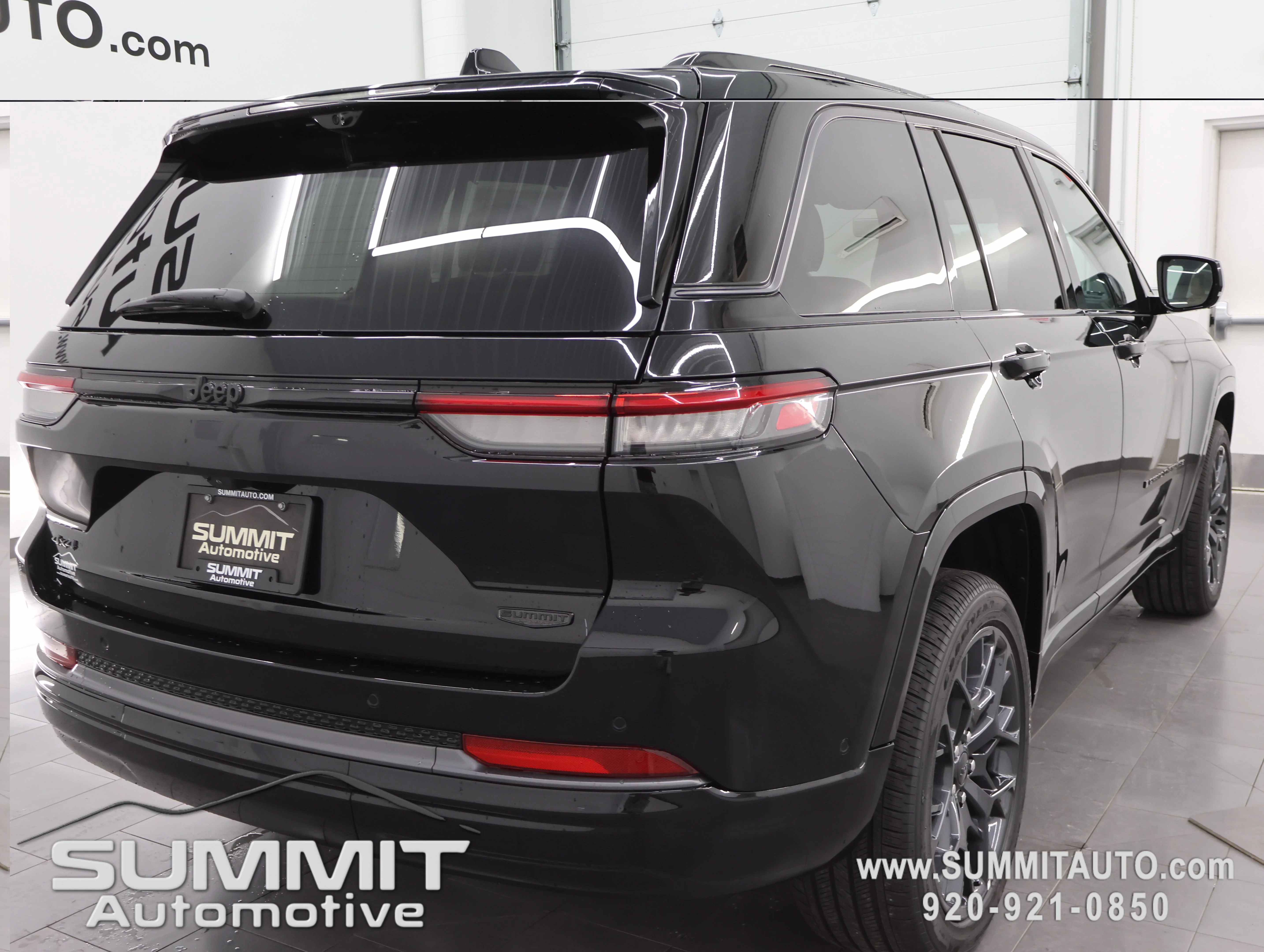 New 2026 Diamond Black Crystal Pearl-Coat Exterior Paint Jeep Summit image 5