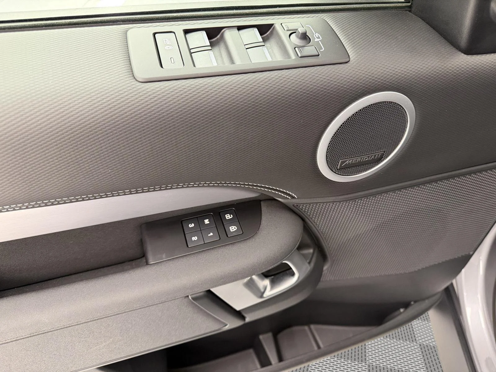 Used 2025  LAND ROVER SE image 11