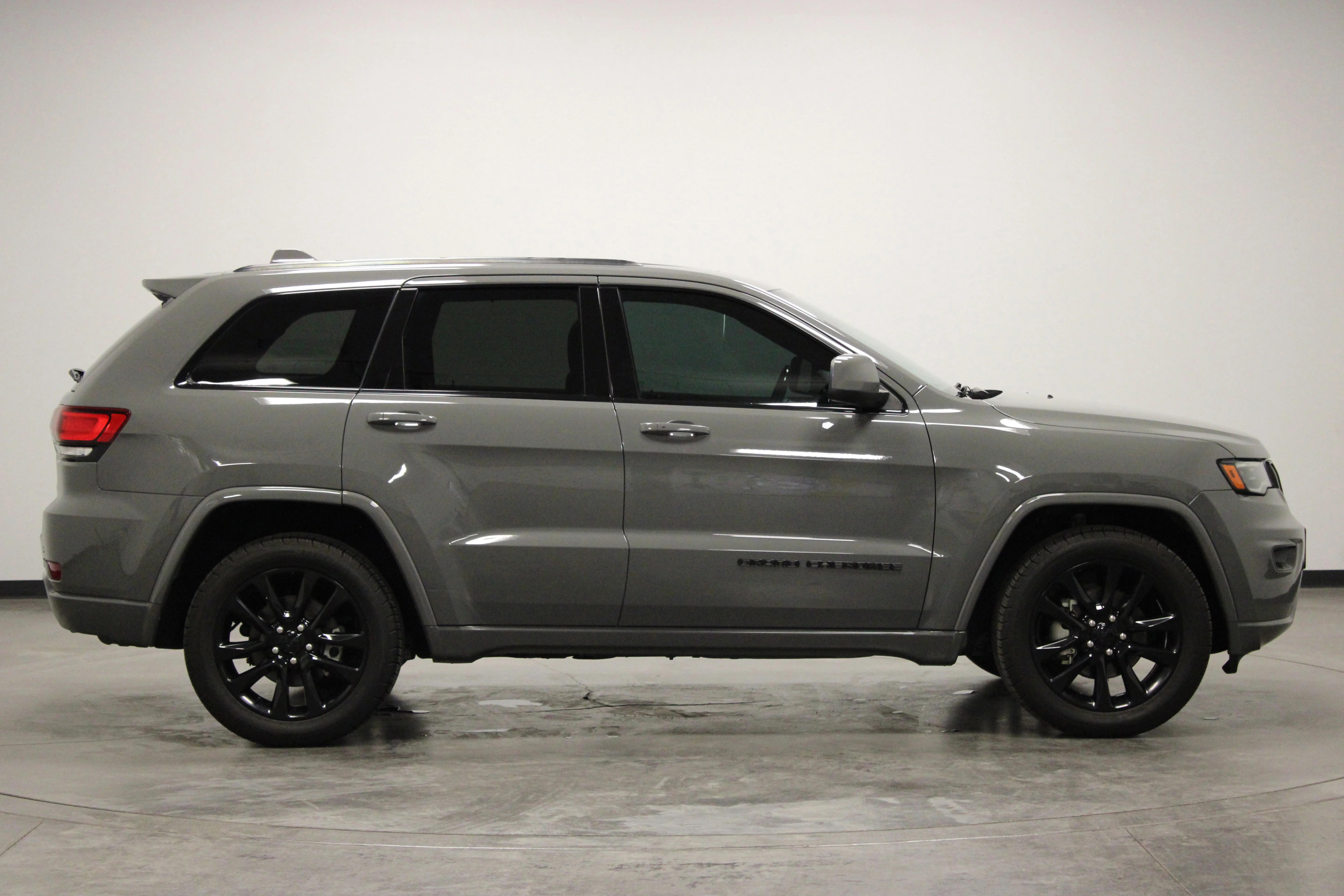 Used 2020 Sting-Gray Clearcoat Jeep Altitude image 9