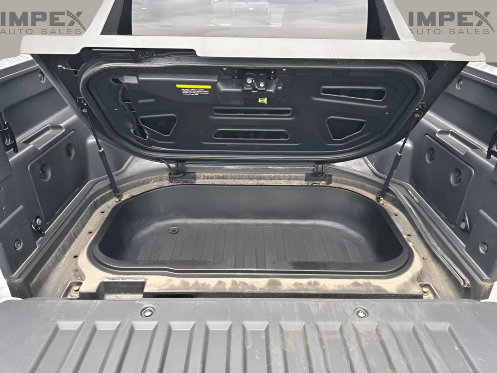 Used 2025 White Hyundai SEL image 27