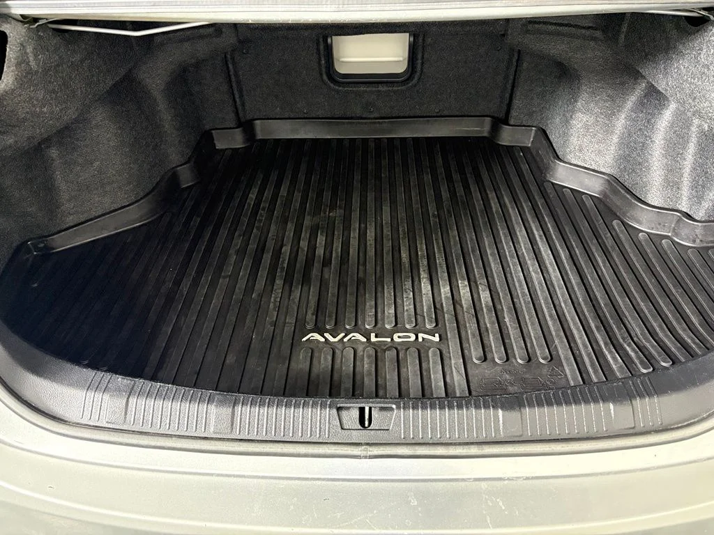 Used 2018 Silver Toyota XLE image 34