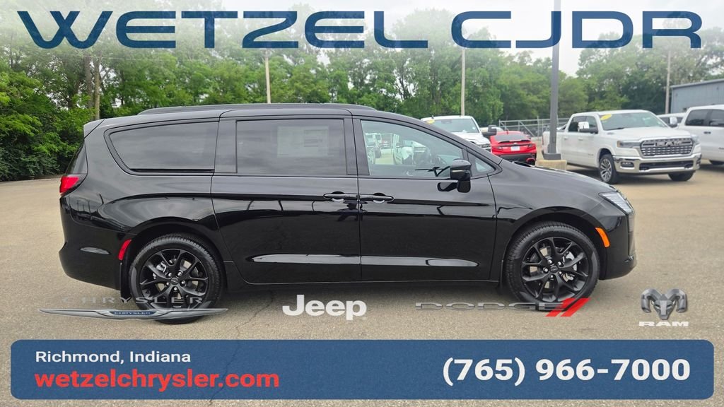 New 2027 Diamond Black Crystal Pearl-Coat Exterior Paint Chrysler Limited image 8
