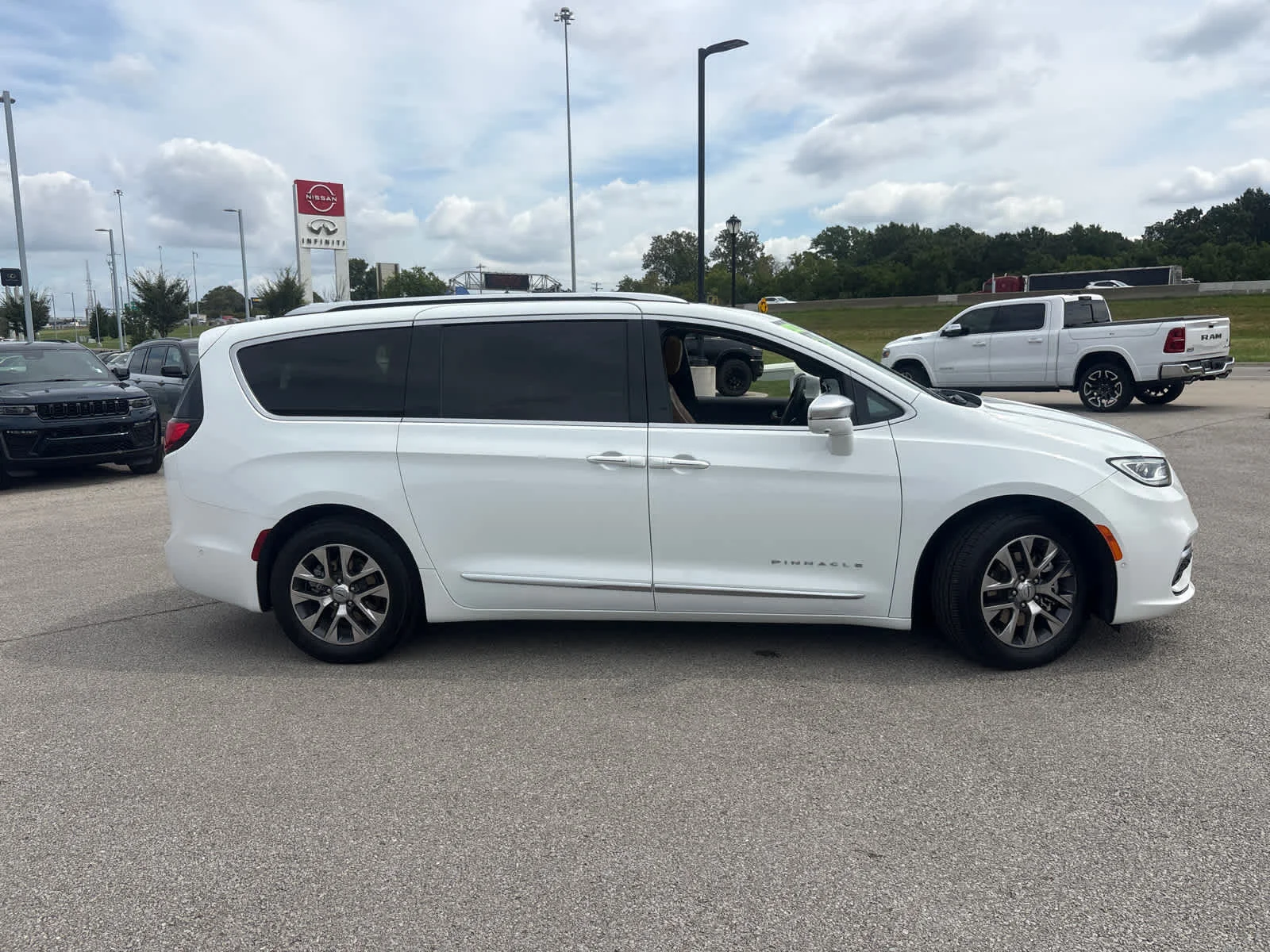 Used 2022 Bright White Clearcoat Chrysler Hybrid Pinnacle image 11