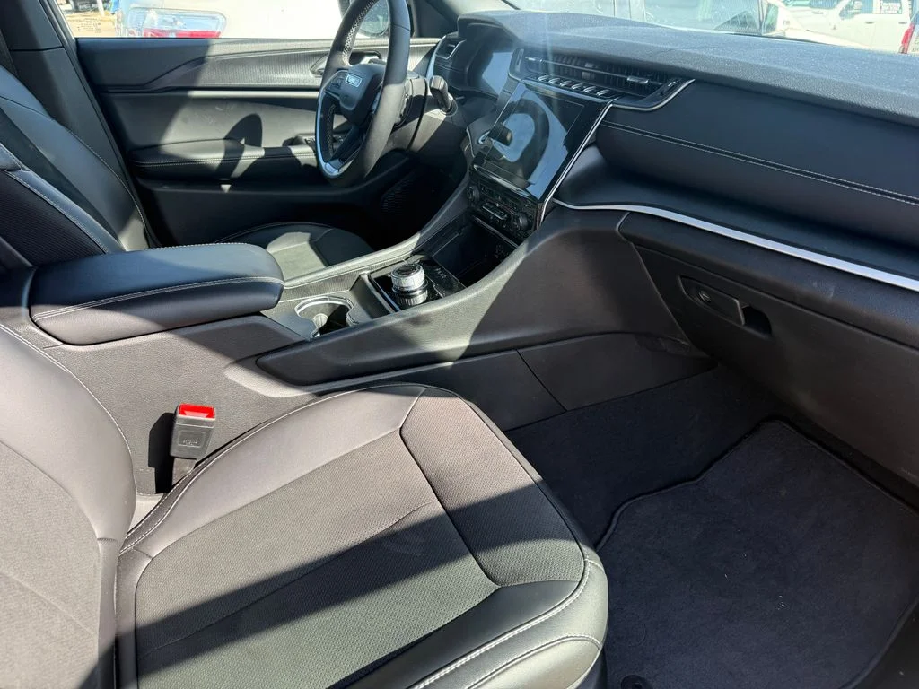 Used 2025 Red Jeep Altitude X image 3