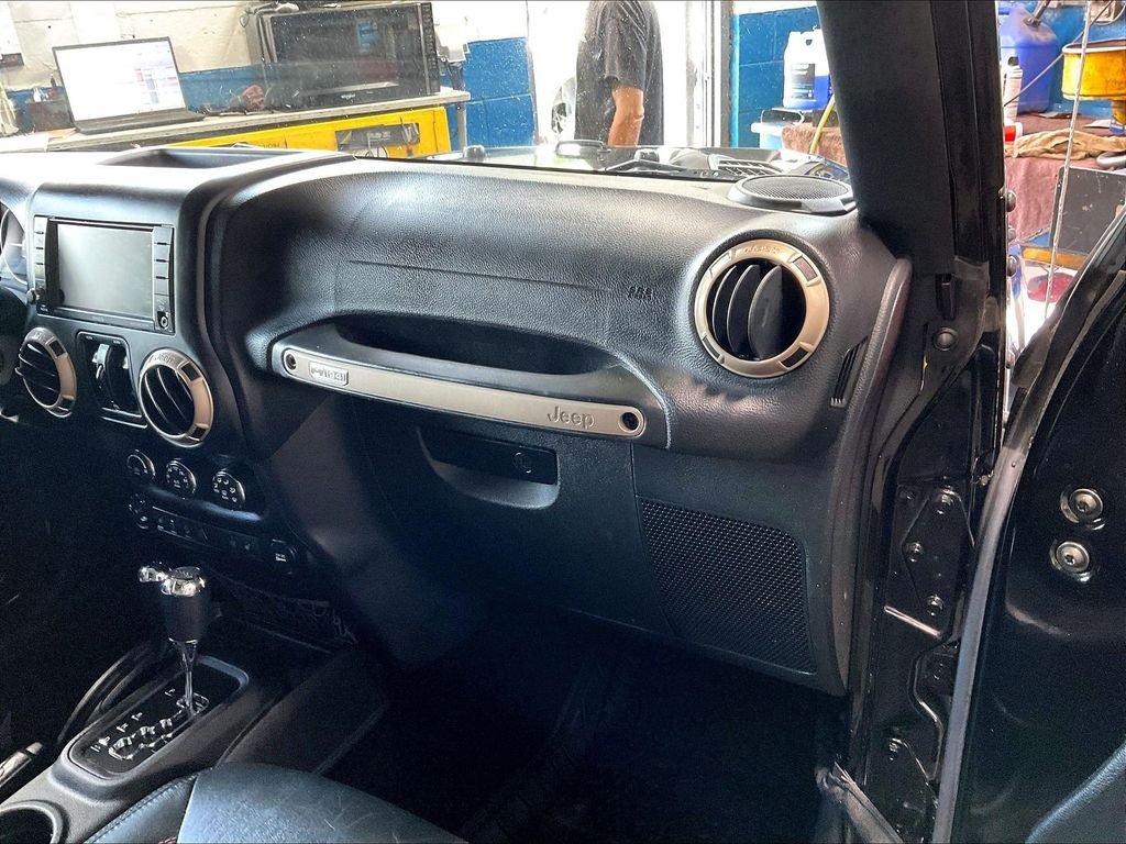 Used 2017 Black Jeep Unlimited Sahara image 13