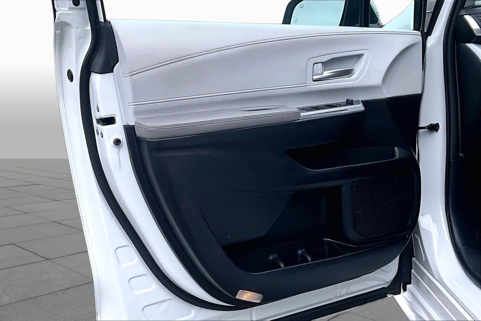 Used 2025 Wind Chill Pearl Toyota XLE image 22