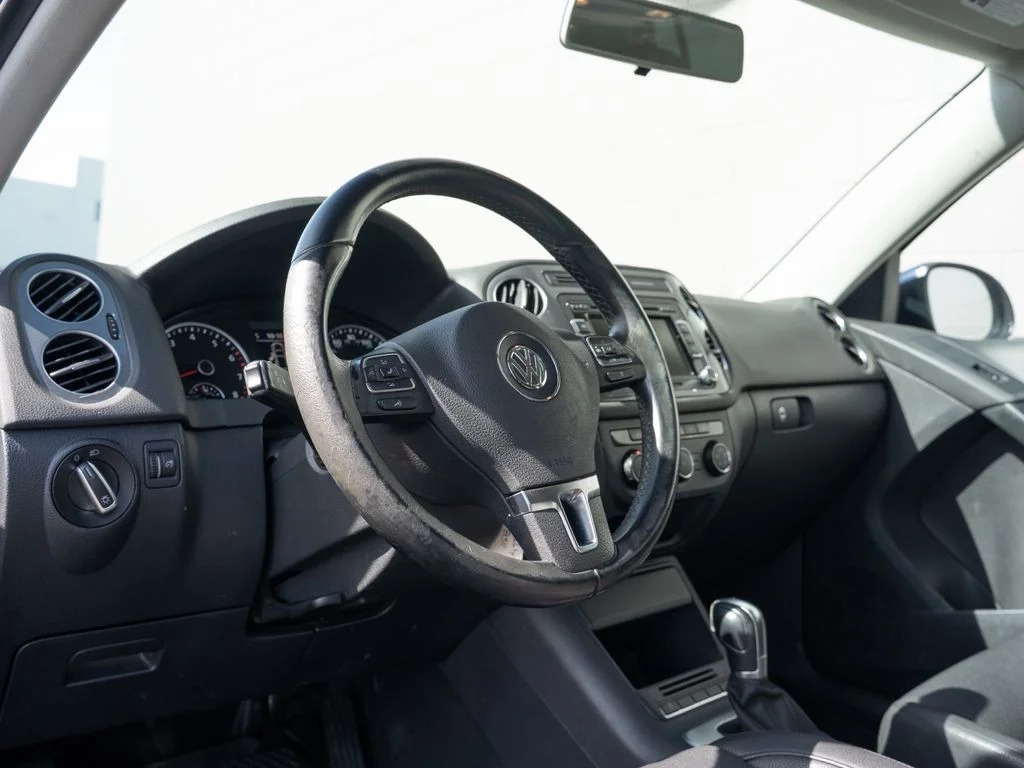Used 2015 Blue Volkswagen SE image 4