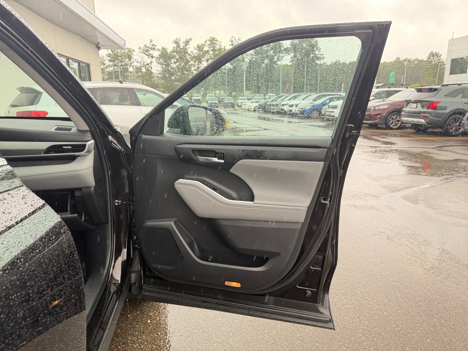 Used 2022 Amber Toyota XLE image 32