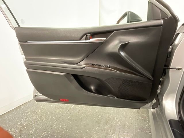 Used 2022 Silver Toyota LE image 9
