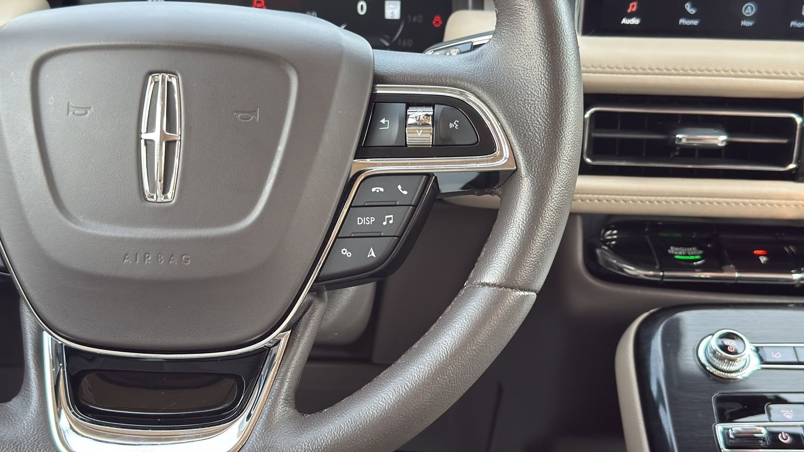 Used 2023 White Lincoln Standard image 15