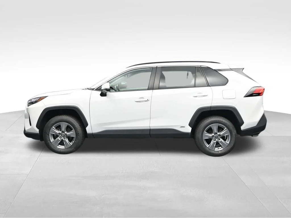 Used 2022 White Toyota XLE image 2