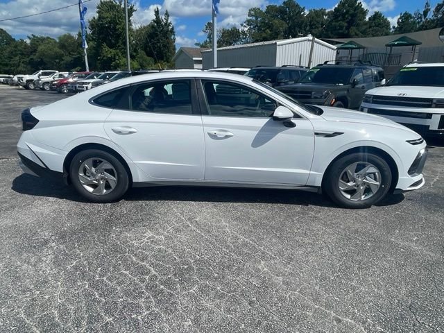 New 2026 White Hyundai SE image 2