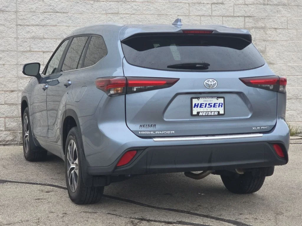 Used 2024  Toyota XLE image 11