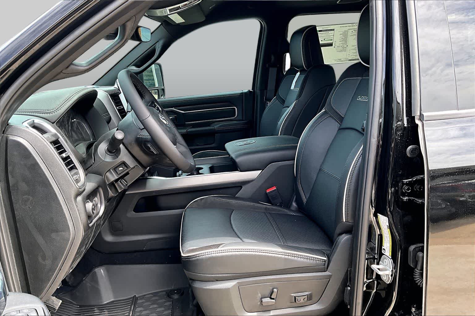 New 2026 Diamond Black Crystal Pearl-Coat Exterior Paint RAM Laramie image 10