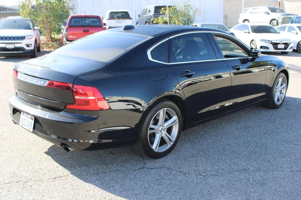 Used 2018 Black Volvo T5 Momentum image 4