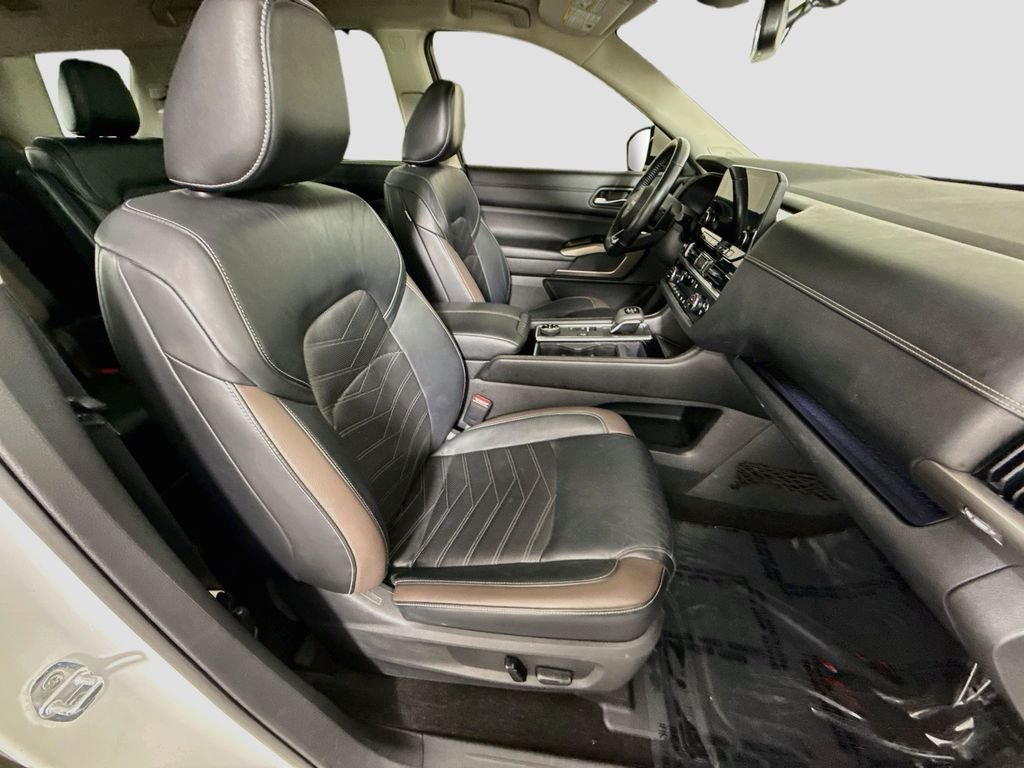 Used 2022 White Nissan Platinum image 29