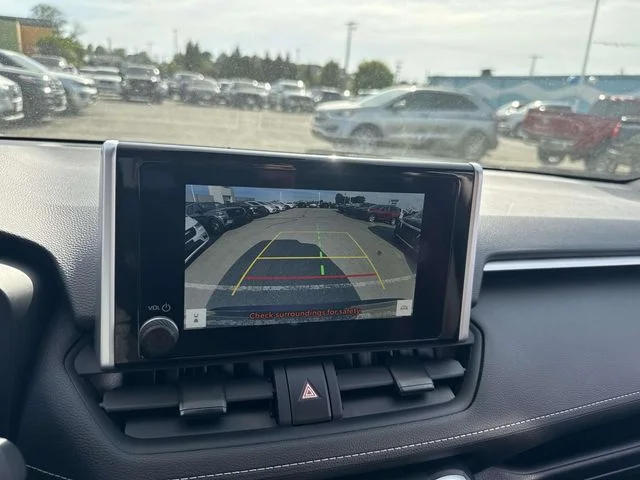 Used 2025  Toyota XLE image 21