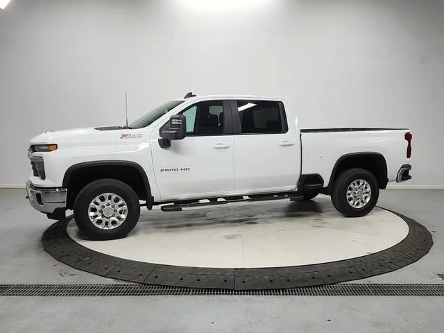 Used 2025 Summit White Chevrolet LT image 4