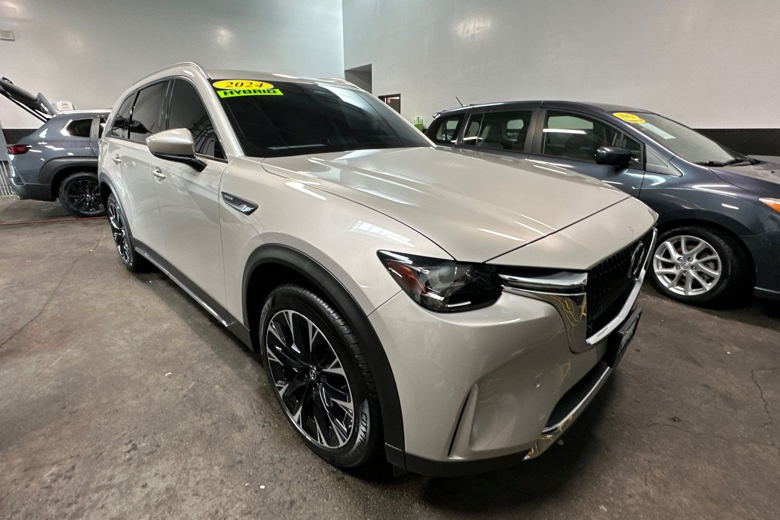 2024 Mazda CX-90 PHEV Premium photo 2