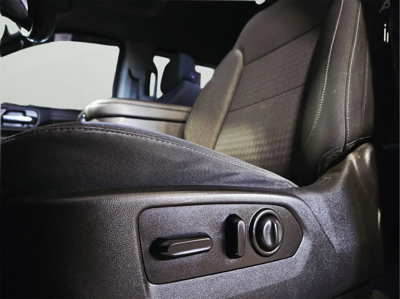Used 2021 Summit White GMC Elevation image 27