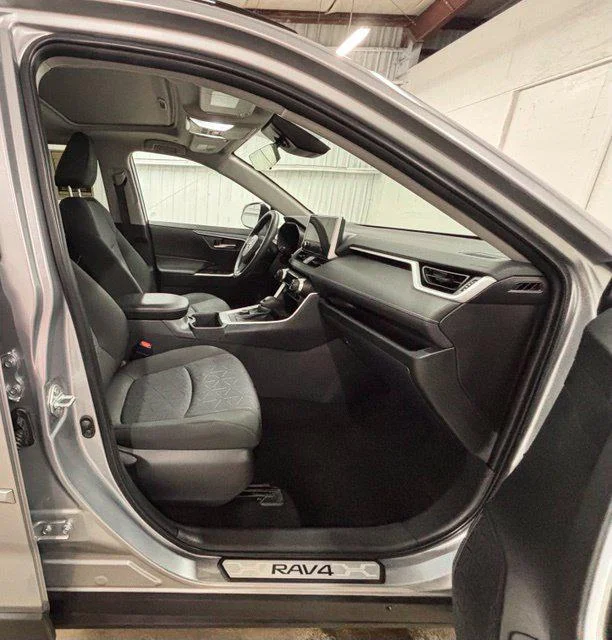Certified Used 2025 SILVER SKY METALLIC Toyota  image 18