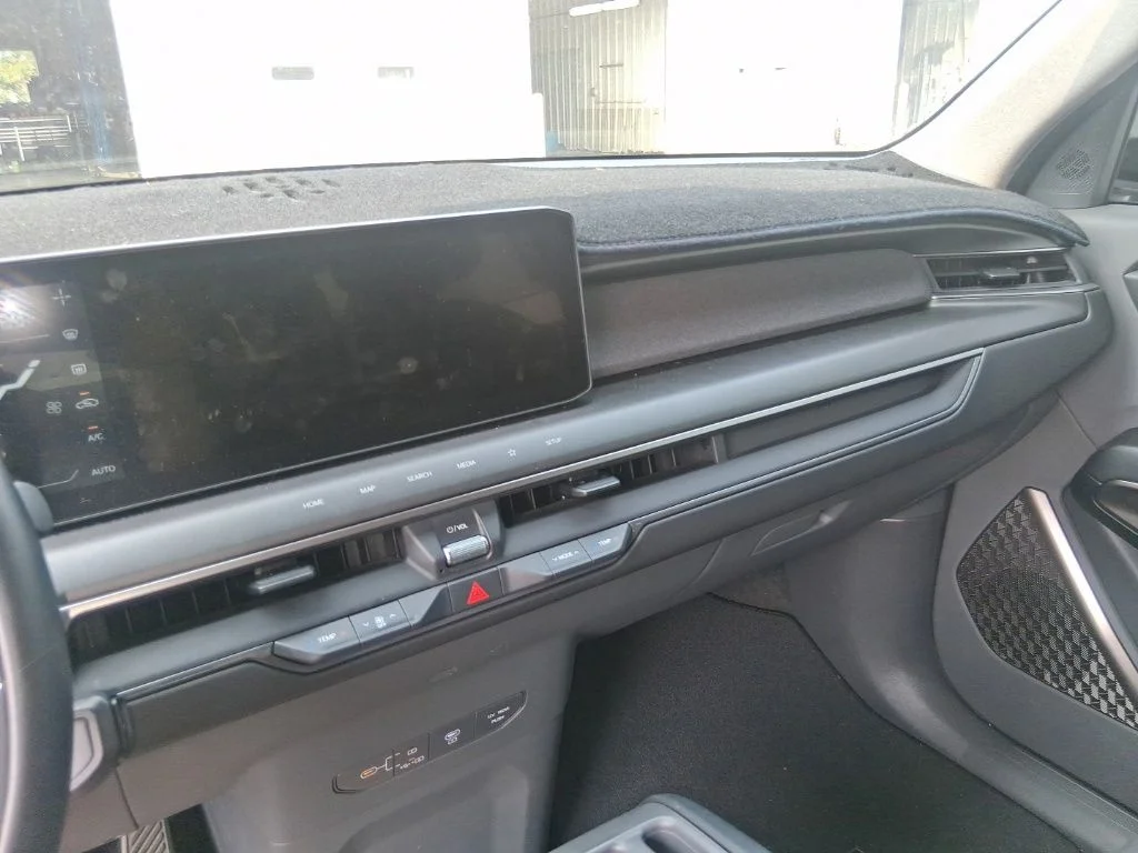 Used 2024 Black Kia Light Long Range image 10