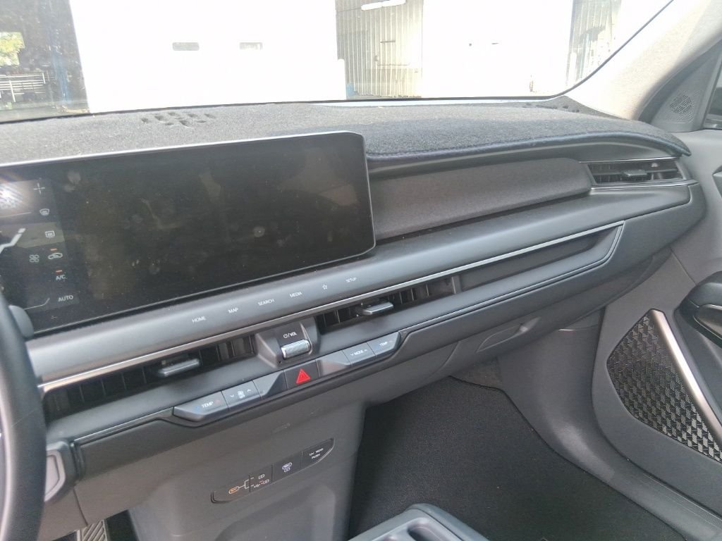 Used 2024 Black Kia Light Long Range image 10