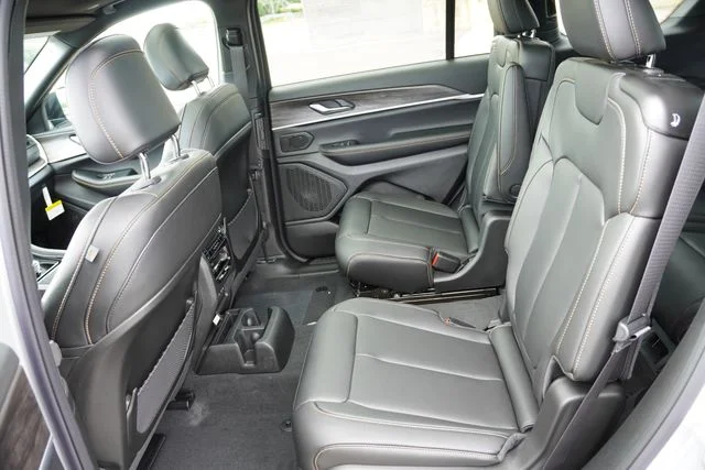 New 2026 Silver Zynith Exterior Paint Jeep Limited image 11