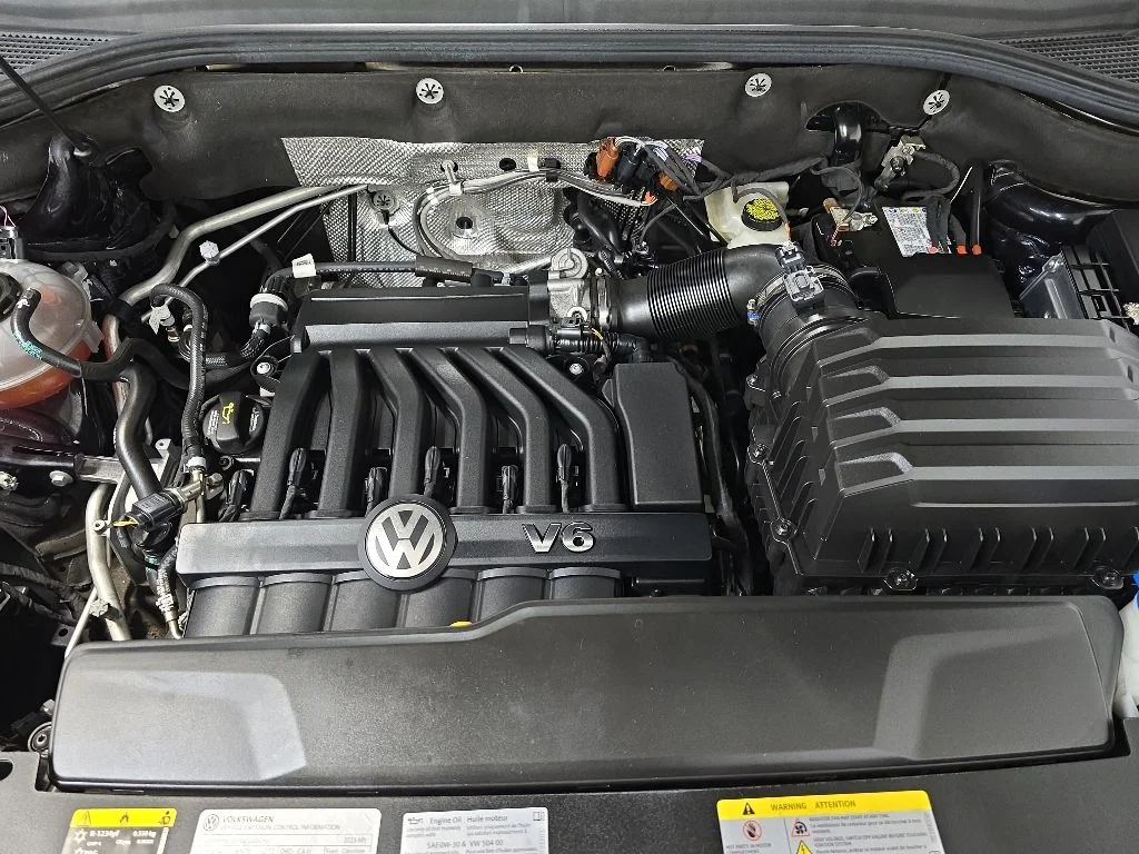 Used 2023 Black Volkswagen 3.6L V6 SE w/Technology image 12